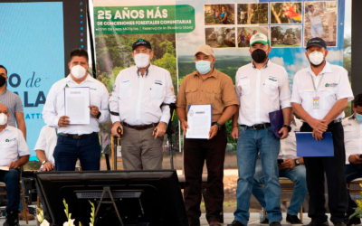 Concesiones comunitarias de Petén firman prórroga de 25 años y adjudicación de dos nuevas Unidades de Manejo